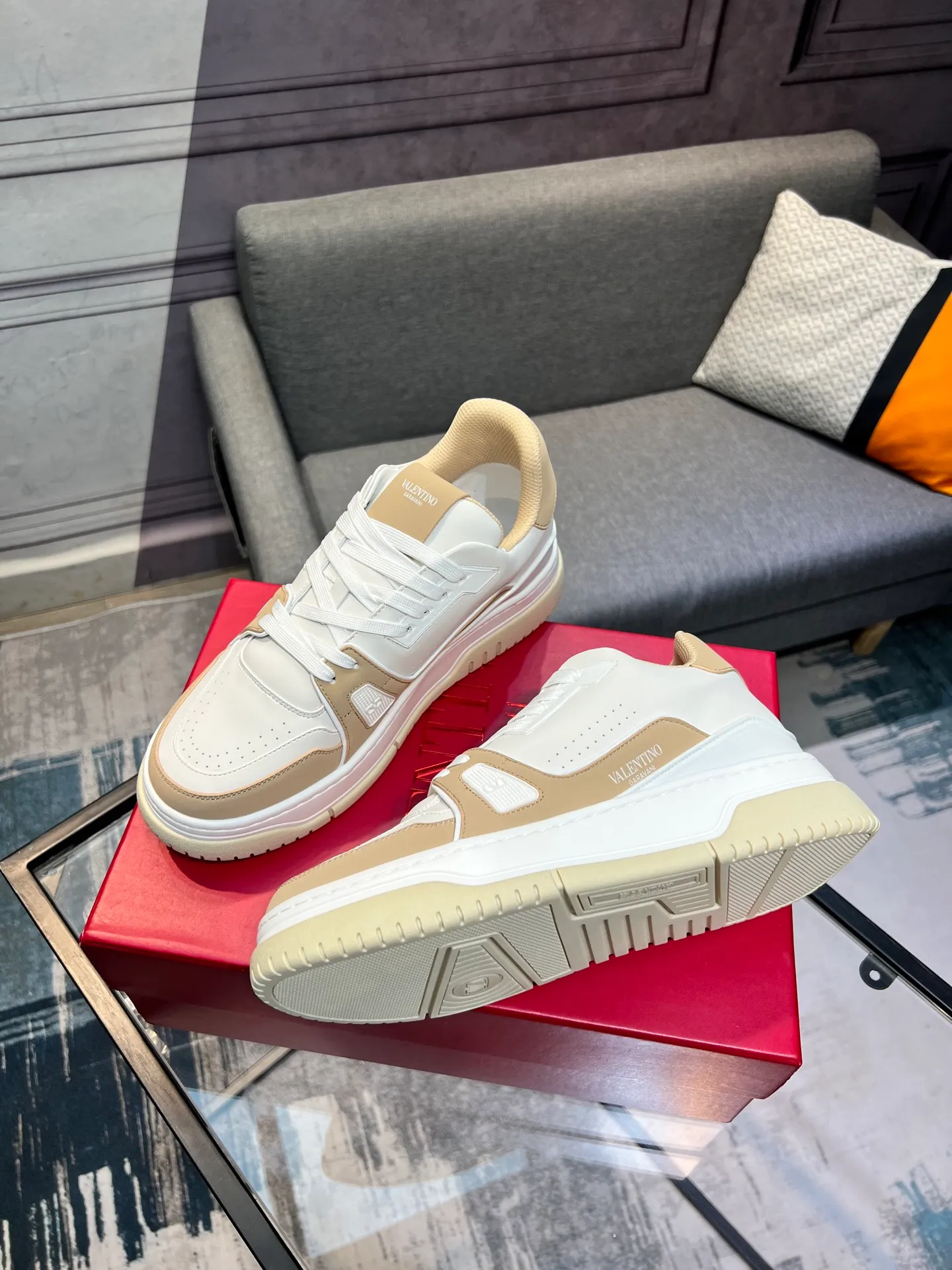 Men's Men's Shoes 💰660 Valentino 2023 early autumn new star shoes are now online! Wang Hedi and Ren Jialun have been worn by many celebrities. Who can refuse the same couple shoes as Wang Hedi! The design of Stars Stab My Heart is cool and spicy. The material of the shoes is cowhide, and every color is beautiful! Size 35-40, men’s size 39-44 (women’s 41, men’s 38, 45🉑️customized)